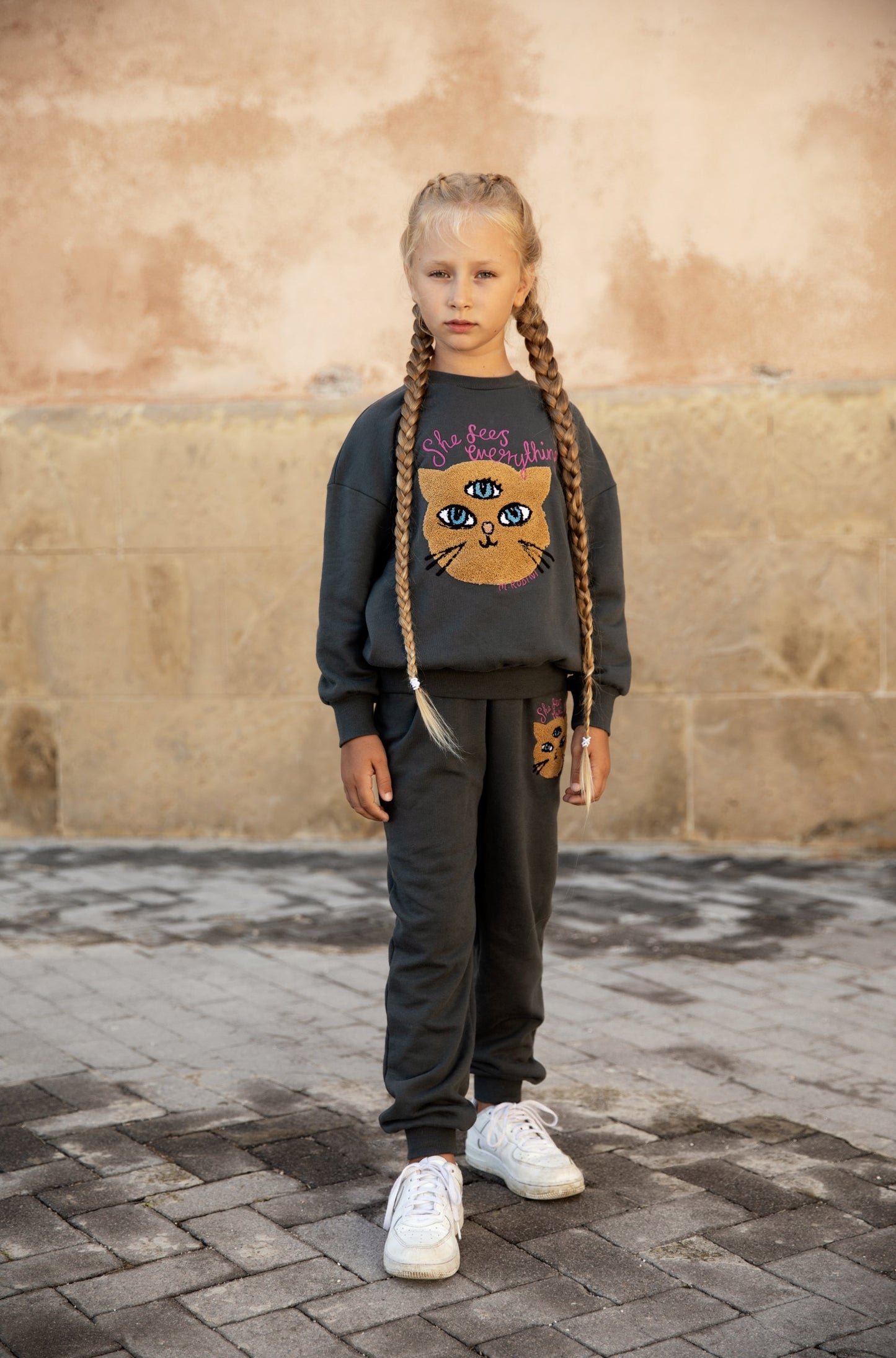 SHE SEES EVERYTHING SWEATSHIRT